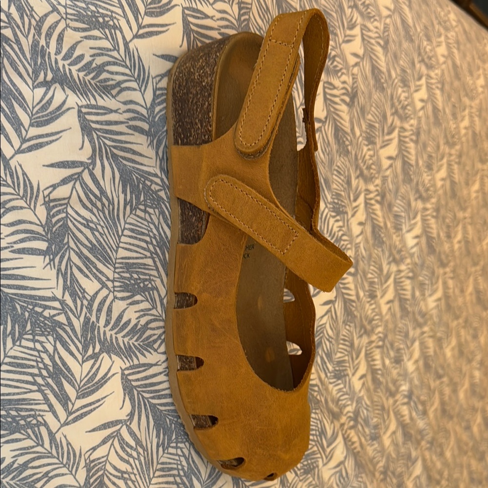 Women's Tan Suede Sandals